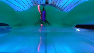 Erwischtes Mädchen masturbiert im Solarium