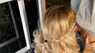 Heiße Blondine raucht auf dem Balkon und lutscht einen dreckigen Schwanz