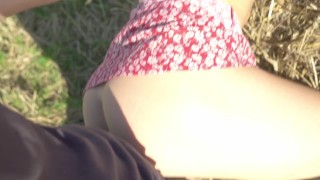 Ich kam, als er mich im Doggystyle auf einem Heuhaufen fickte! Sex in der Öffentlichkeit!